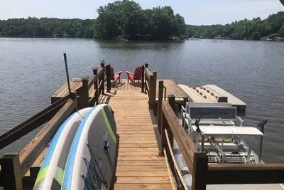 Image de 6 bed Pontoon Boat and jet ski rental, hot tub, pool table, trampoline & more