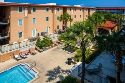 Image de Brass Rail condo- luxury pool view 450 sq ft, private patio steps to ocean grill