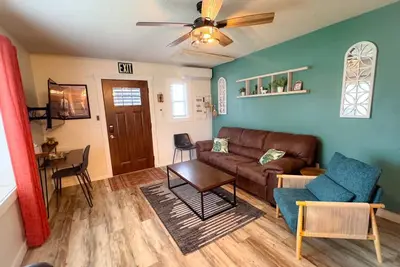 Image de Main Level - King Beds - Patio - Laundry - Walk to downtown!