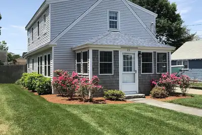 Image de Walk to beach. 6 Bedroom Cottage. Sleeps 12.