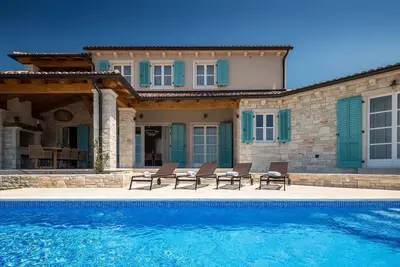 Image de Villa avec piscine et jardin entretenu
