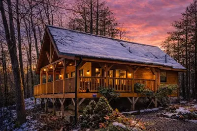 Image de Cabin Getaway | Hot Tub, Games, Outdoor Dining