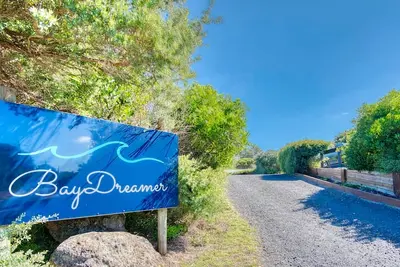 Image de Baydreamer Retreat - luxurious home on an acre, only metres from the beach access.