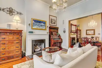 Image de Exquisite Estate on Broughton Street! Heated Pool Access by Southern Belle Savannah