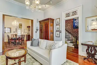 Image de Stunning Historic Home Centrally Located on Broughton St! Heated Pool Access by Southern Belle