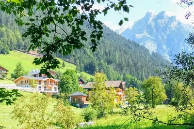 Image de Penthouse avec vue idyllique sur les montagnes