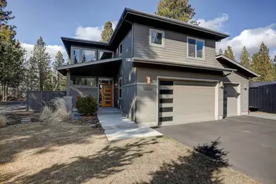 Image de Wonderful Modern Gem Near Trails & Mt Bachelor, Huge Deck, Hot Tub, Fireplace Gourmet Kitchen