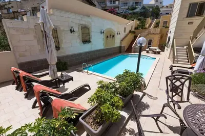 Image de Superb villa 2, inviting pool and spacious outside space. Fully airconditioned.