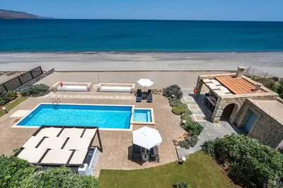 Seafront villa w/ private adults & kids pool, ping pong table & bbq area