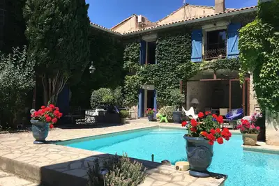 Image de Appartement dans villa de charme avec piscine.