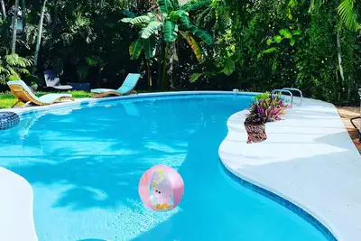 Image de Tropical Paradise, walking distance to the beach and heated pool!