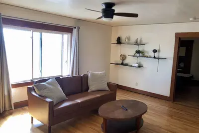 Image de 1 Bdrm - Great Location!