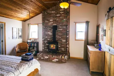 Image de Close to town, room to spread out: Sleeps 9 in 5 bedrooms