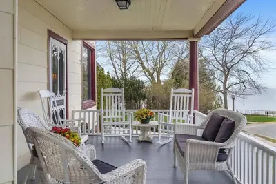 Image de Charlevoix Lakeview Home - Sleeps 25!