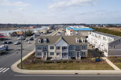 Image de Unit 2a Canal Place - New four bedroom townhome is close to beach and town!