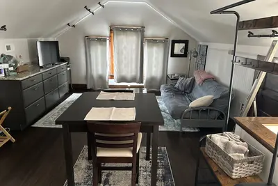 Image de 3rd floor loft apt w historic charm + modern finishes, 1500 block of Lee St East