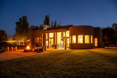 Image de Luxury stay on lake with hot tub and pickleball
