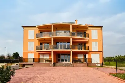 Image de Cozy Duo-Bedroom Apartment with Private Parking