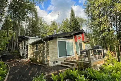 Image de Lakefront Sunsets & Hottub