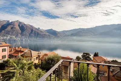 Image de Appartamento di Design con Balcone e Vista Lago!