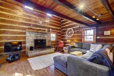 Cozy Log Cabin: 6 Mi to Great Smoky Mtns Np!
