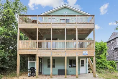 Walk into Duck Village! Private Pool, Hot Tub, Dog Friendly!