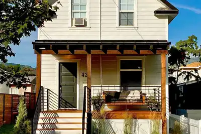 Image de Charming house with private yard, walk to beach, market, restaurants, and more!