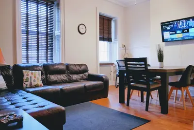 Image de ✨Historic Full Amenities 2br Apt @ Downtown Albany