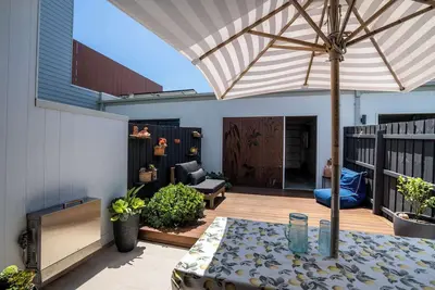 Image de Breezy coastal townhouse near park and shops