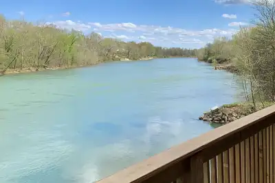 Image de Cabin Right on Current River, conveniently located close to town.