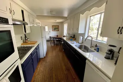 Image de Hollinshead - Orchard District, Amazing Yard Next To Hollinshead Park w/Daylight Basement w/Billiards