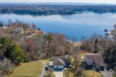 Image de Stunning Views with a private dock and hot tub. Great for getting together!