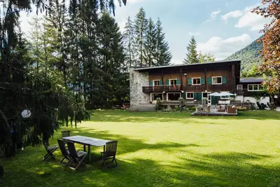 Image de Quirky chalet, large private garden with safe parking