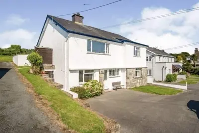 Image de Large house, sleeps 10 on Beach Road, opposite The Cliffs, 250 yds from beach.