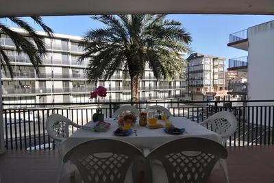 Image de Bienvenue dans notre confortable appartement à louer à Roses, Costa Brava! À seulement 300 mètres de la magnifique plage de Santa Margarita.