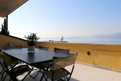 Image de At Emy's house, with a terrace overlooking the lake