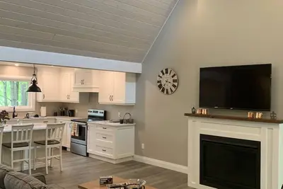 Image de Cottage has beach with a dock