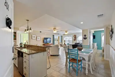 Image de Enjoy the Beach and Indoor Pool at Tybee Island's Desireable South Beach Area