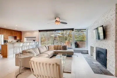 Image de Light and Bright Modern Mountain Residence