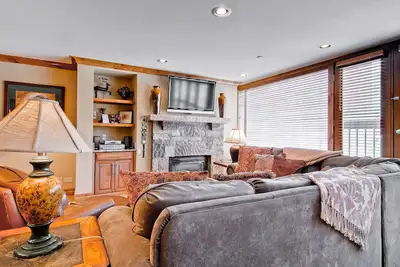 Image de Cozy Residence with Upscale Finishes