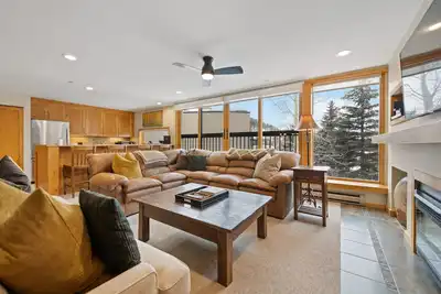 Image de Spacious 2br • Open Concept • Remodeled Kitchen & Baths | Flexible Sleeping
