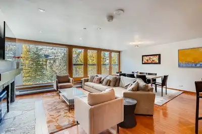 Image de Luxury 4br • Two King Suites • Modern Mountain Elegance & Vail Views