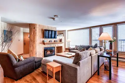 Image de Bright and Spacious 2br • A/C • Fireplace & Stunning Beaver Creek Mountain Views