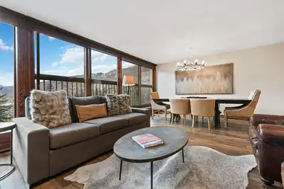 Image de Serene 3br • Stone Fireplace • Gourmet Kitchen & Vail Mountain Views