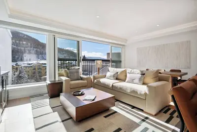 Image de Awe-Inspiring 2br + Den • A/C & Fireplace • Modern Luxury with Stunning Views