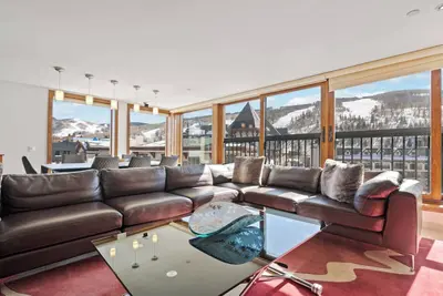Image de Luminous 3br • A/C • Marble & Hardwood Luxury with Stunning Mountain Views