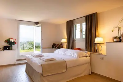 Image de Villa Tiziano is set in the charming, hilly landscape between Florence and the Chianti region, and gives off a pleasant feeling of comfort and privacy. Villa Tiziano has three double bedrooms, three bathrooms, a large living room and a kitchen fully equi