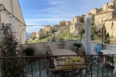 Image de Grande maison dans village médiéval, entre mer et montagne avec vue panoramique