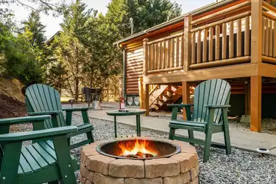 Image de Quiet One-Level Cabin, Hot Tub, Fire Pit, WiFi, Parkway Close