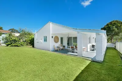 Image de Beach St Retreat: Stunning modern family. beach house